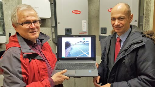 Installation einer Photovoltaikanlage auf dem Dach des Landratsamts Installation einer Photovoltaikanlage auf dem Dach des Landratsamts