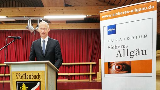 Als Präsident des Kuratoriums Sicheres Allgäu bei der Ehrung der Gemeinde Rettenbach am Auerberg Als Präsident des Kuratoriums Sicheres Allgäu bei der Ehrung der Gemeinde Rettenbach am Auerberg
