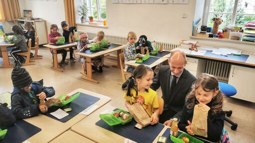 Unser Zweckverband für Abfallwirtschaft spendiert jedem Erstklässler eine Brotzeitbox. Unser Zweckverband für Abfallwirtschaft spendiert jedem Erstklässler eine Brotzeitbox.
