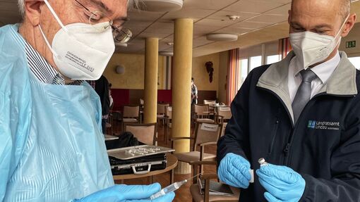 Dr. Klaus Adams und ich freuen uns über die erste Lieferung von Impfstoff gegen das Coronavirus. Dr. Klaus Adams und ich freuen uns über die erste Lieferung von Impfstoff gegen das Coronavirus.
