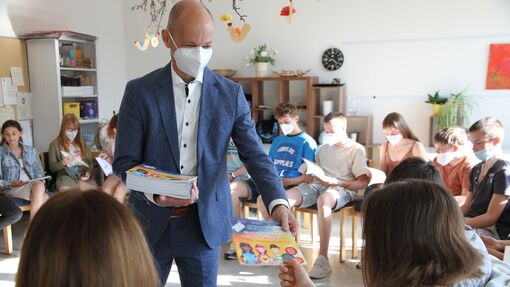 Übergabe von Deutschbüchern an an ukrainische Schüler im Bodensee-Gymnasium Übergabe von Deutschbüchern an an ukrainische Schüler im Bodensee-Gymnasium