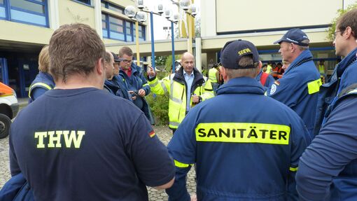 Lagebesprechung mit Einsatzkräften des THW Lagebesprechung mit Einsatzkräften des THW