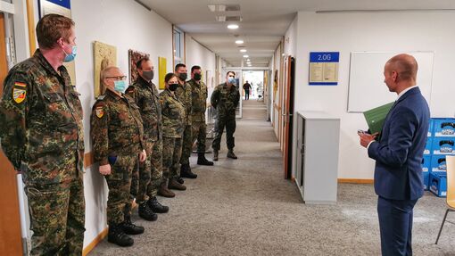 Die Bundeswehr unterstützt uns bei der Bekämpfung der Coronapandemie. Die Bundeswehr unterstützt uns bei der Bekämpfung der Coronapandemie.