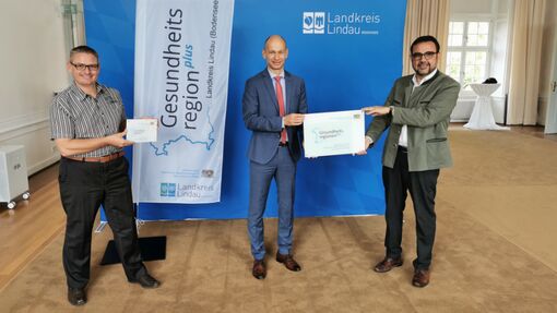 Übergabe der Förderplakette 'Gesundheitsregion plus' durch Gesundheitsminister Klaus Holetschek Übergabe der Förderplakette 'Gesundheitsregion plus' durch Gesundheitsminister Klaus Holetschek