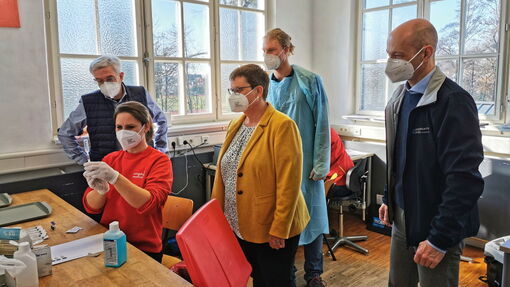 Corona-Schutzimpfungen in den Werkstätten der Lebenshilfe für Menschen mit Behinderung Corona-Schutzimpfungen in den Werkstätten der Lebenshilfe für Menschen mit Behinderung