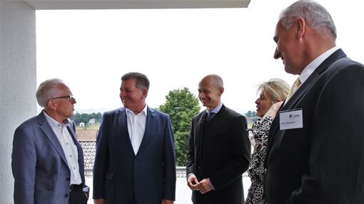 Bauminister Christian Bernreiter (2. v.l.) bei der Einweihung einer GKWG-Wohnanlage Bauminister Christian Bernreiter (2. v.l.) bei der Einweihung einer GKWG-Wohnanlage