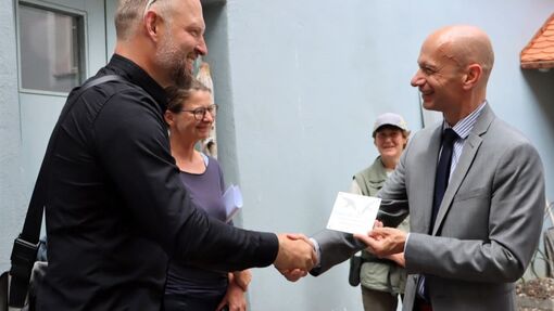 Übergabe der Plakette "Gebäudebrüter" Übergabe der Plakette "Gebäudebrüter"