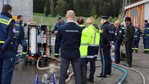 Besuch einer Übung des Technischen Hilfswerks Besuch einer Übung des Technischen Hilfswerks